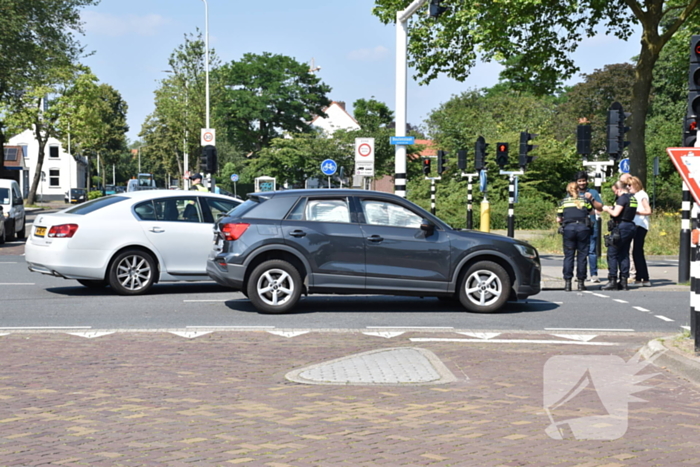 Twee voertuigen botsen op elkaar