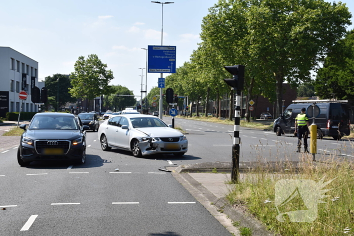 Twee voertuigen botsen op elkaar