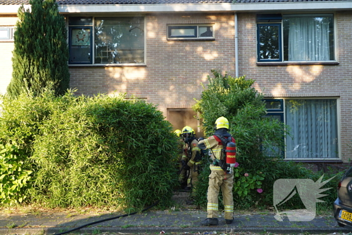 Brandweer forceert deur om brand te blussen