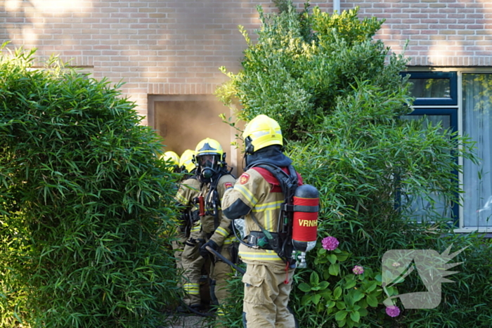 Brandweer forceert deur om brand te blussen