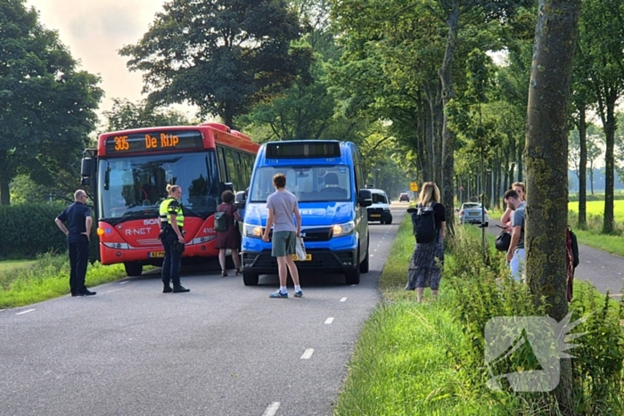 Tractor kantelt, bestuurder ongedeerd