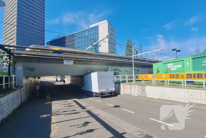 Bakwagen rijdt zich klem onder spoorviaduct