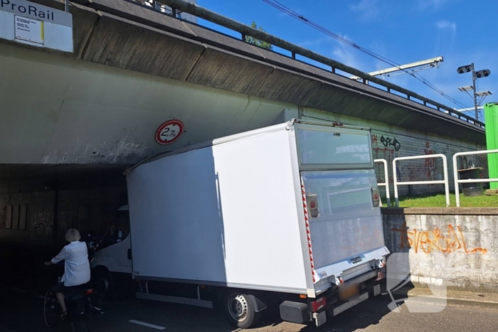 Bakwagen rijdt zich klem onder spoorviaduct