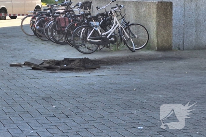 Stroomkabel ontploft veel schade aan trottoir