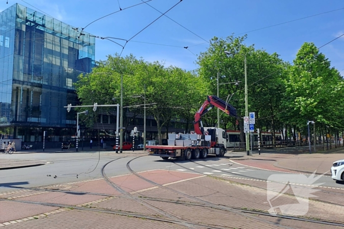 Bovenleiding tram kapot gereden door vrachtwagen