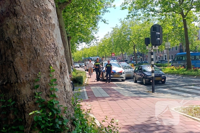 Stadsbus klapt achterop personenauto