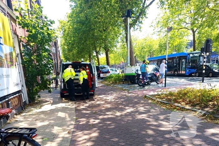 Stadsbus klapt achterop personenauto