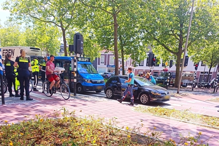 Stadsbus klapt achterop personenauto