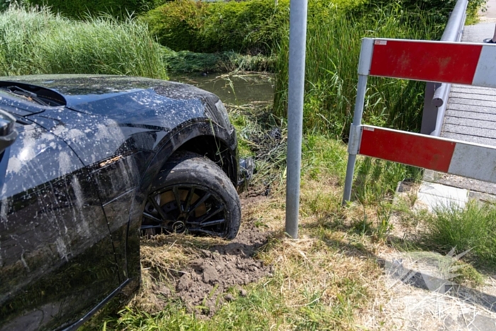 Automobilist eindigt in sloot