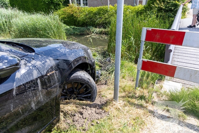 Automobilist eindigt in sloot