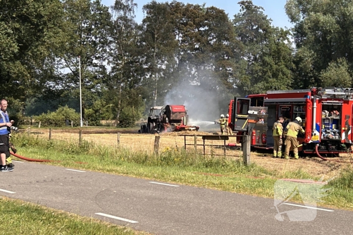 Brandweer druk met brandende tractor