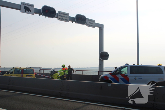Automobilist ramt afsluitboom Haringvlietbrug