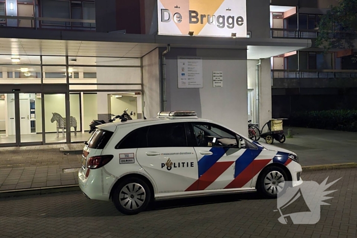 Veel politie bij flat De Brugge aanwezig