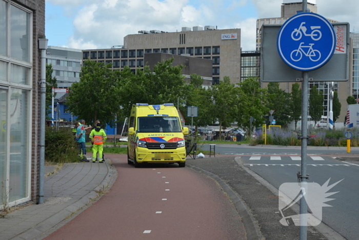 Fietser loopt gebogen voorwiel op