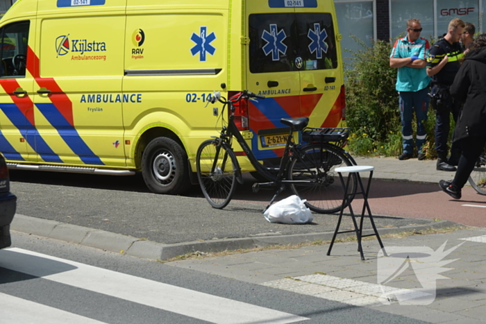 Fietser loopt gebogen voorwiel op