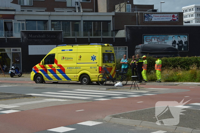 Fietser loopt gebogen voorwiel op