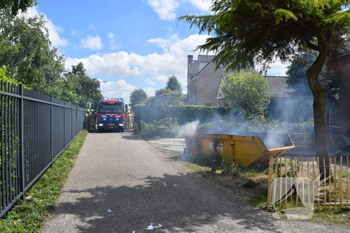 Brandweer blust brand in bouwcontainer