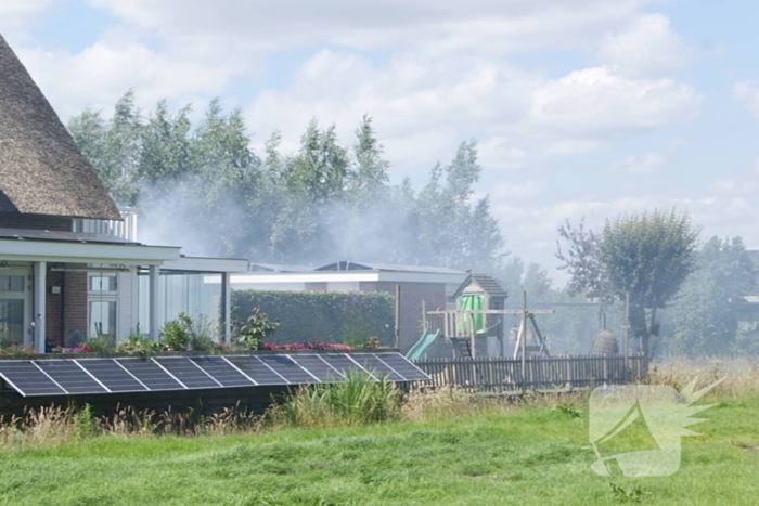 Container in brand tegen woning