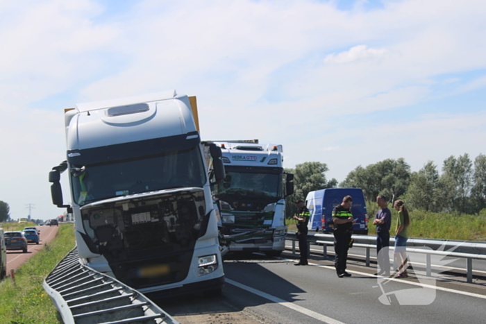 Flinke schade na botsing tussen twee vrachtwagens