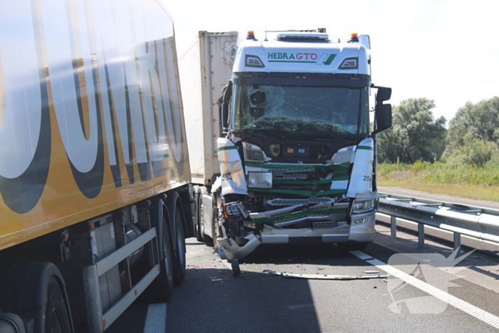 Flinke schade na botsing tussen twee vrachtwagens