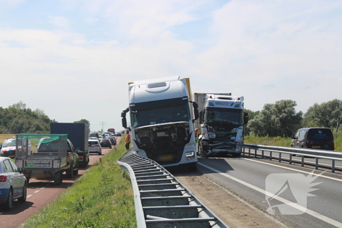 Flinke schade na botsing tussen twee vrachtwagens