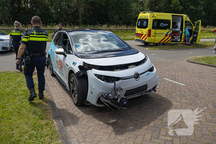 Scooter en taxi botsen bij kliniek