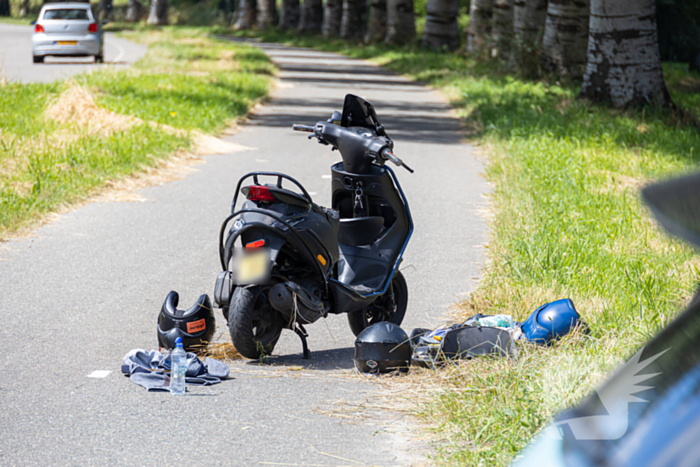 Scooter en taxi botsen bij kliniek