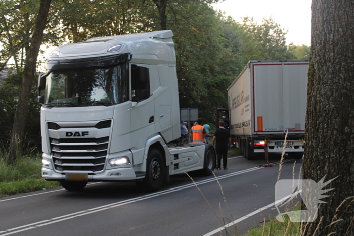 Vrachtwagen rijdt zich vast in berm