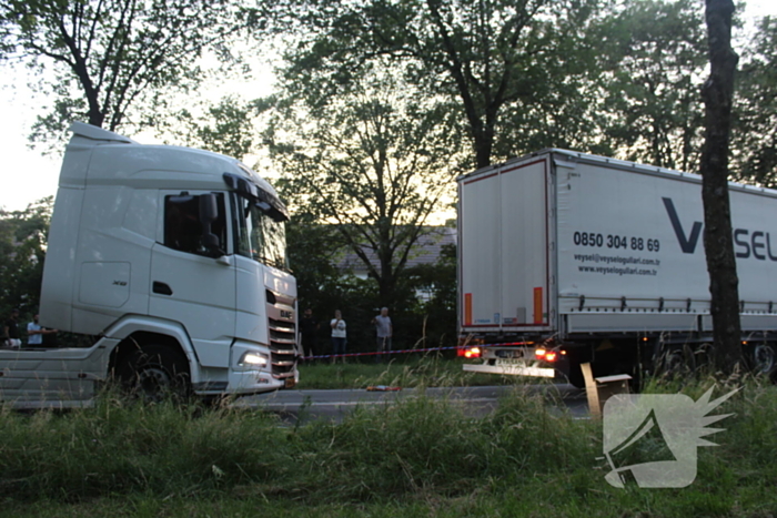 Vrachtwagen rijdt zich vast in berm