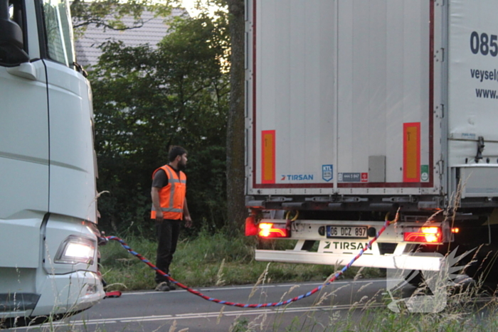 Vrachtwagen rijdt zich vast in berm