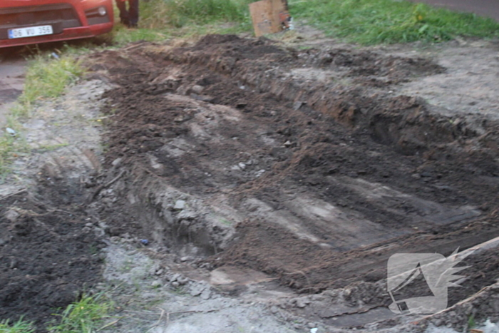 Vrachtwagen rijdt zich vast in berm