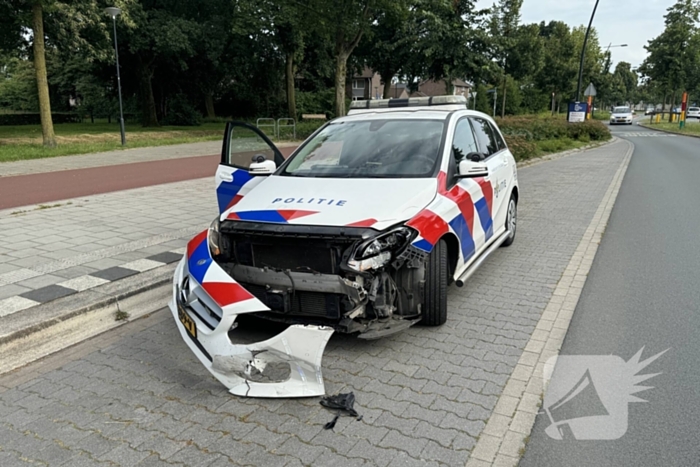 Politieauto zwaar beschadigd door botsing