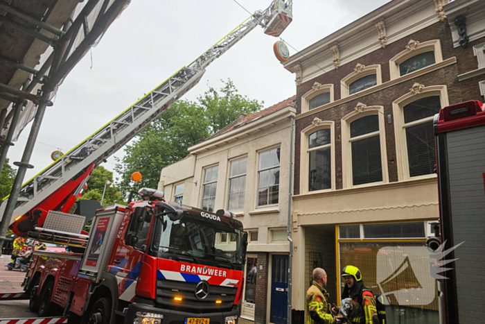 Brandweer blust brand in een woning