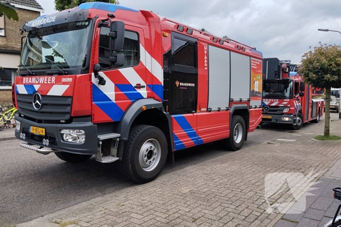 Brandweer druk met vogel die vastzit in bak van rolluik