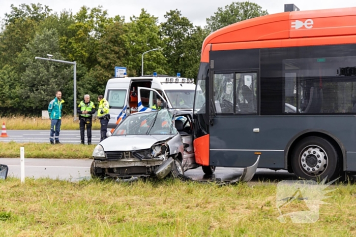 Automobilist zwaargewond bij aanrijding met lijnbus