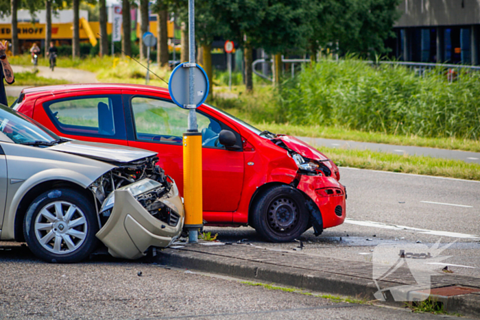 Veel schade na ongeval met twee voertuigen