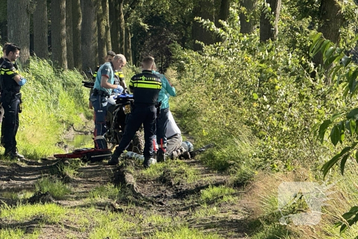 Crossmotorrijder gaat over de kop en raakt gewond