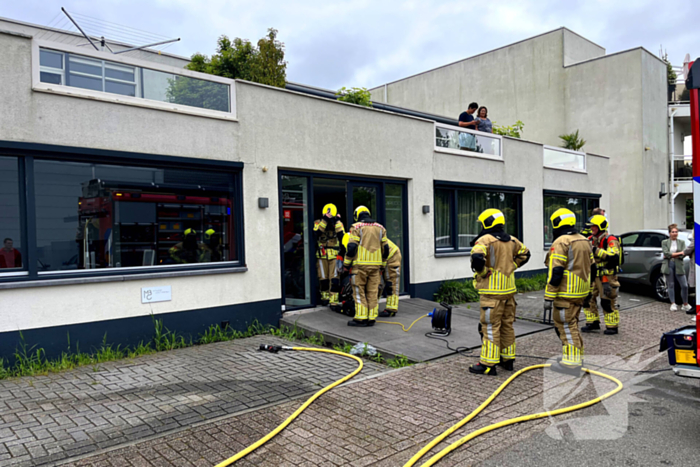 Brandweer blust brand in kantoorpand