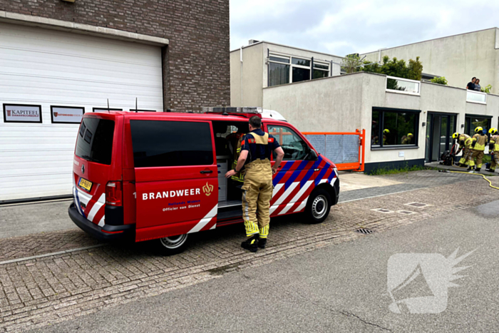 Brandweer blust brand in kantoorpand