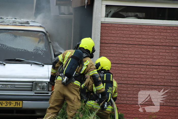 Bestelbus brandt uit naast woning