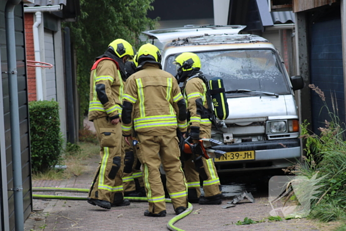 Bestelbus brandt uit naast woning