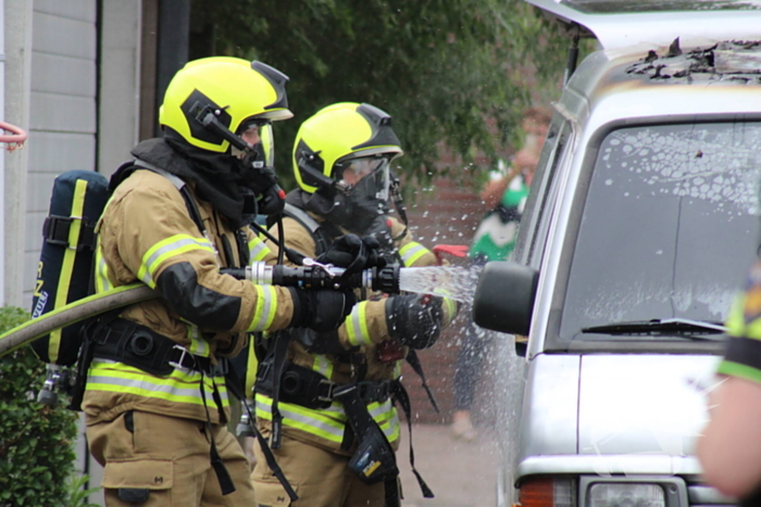 Bestelbus brandt uit naast woning