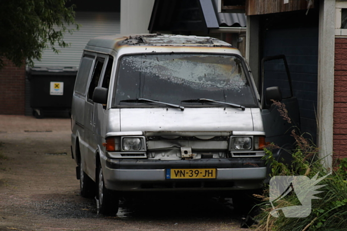 Bestelbus brandt uit naast woning