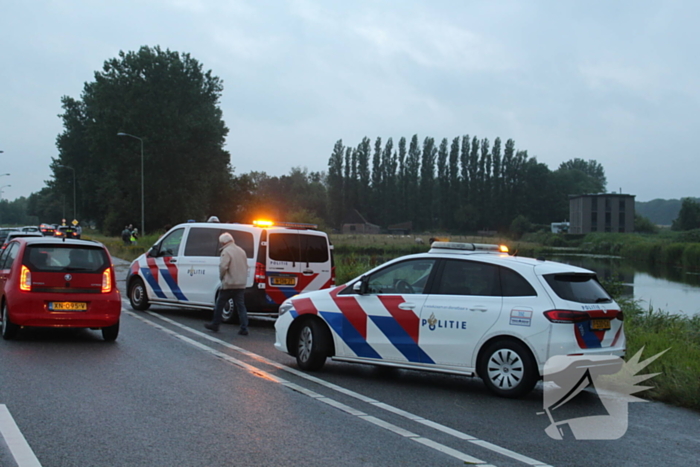 Personenauto belandt in water