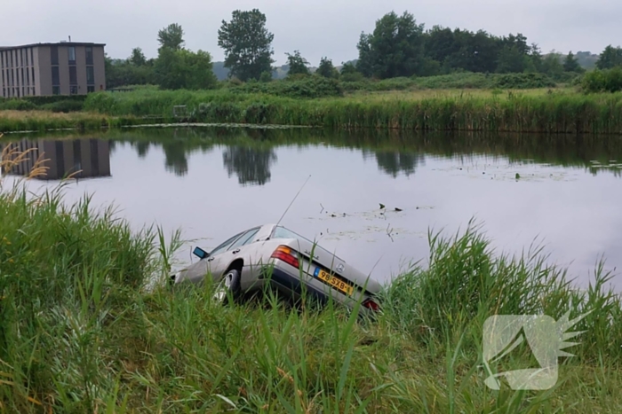 Personenauto belandt in water