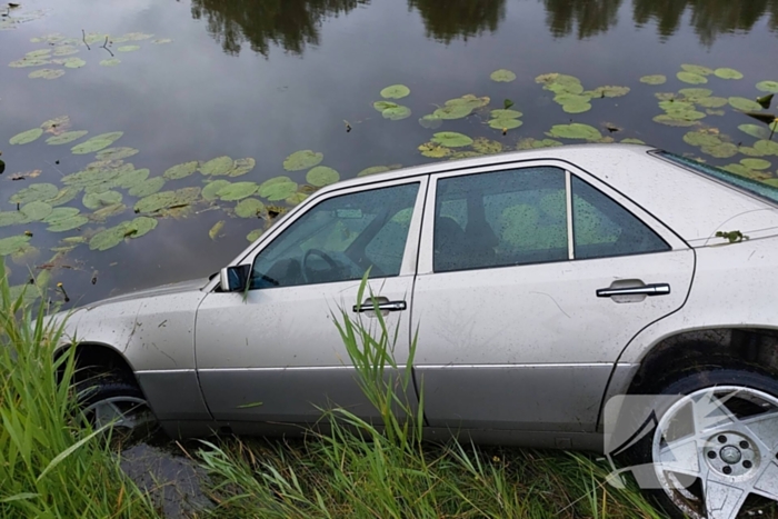 Personenauto belandt in water