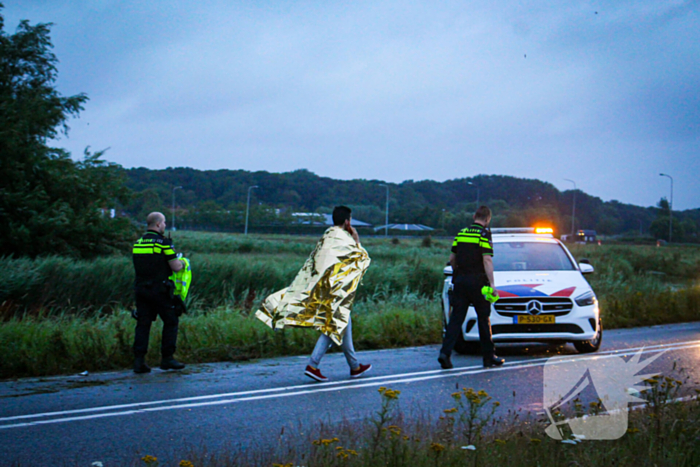 Personenauto belandt in water