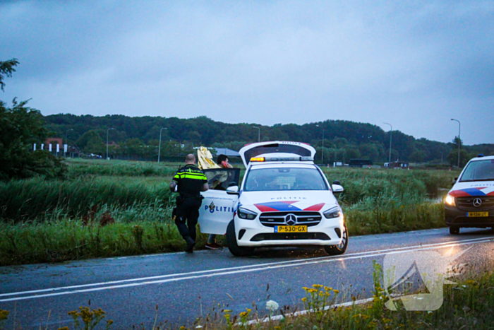 Personenauto belandt in water