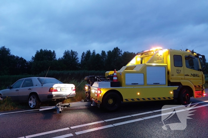 Personenauto belandt in water