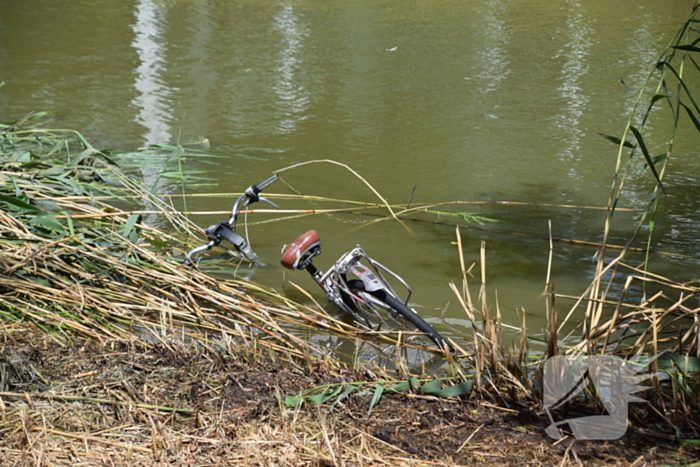 Brandweer doorzoekt water na aangetroffen fiets